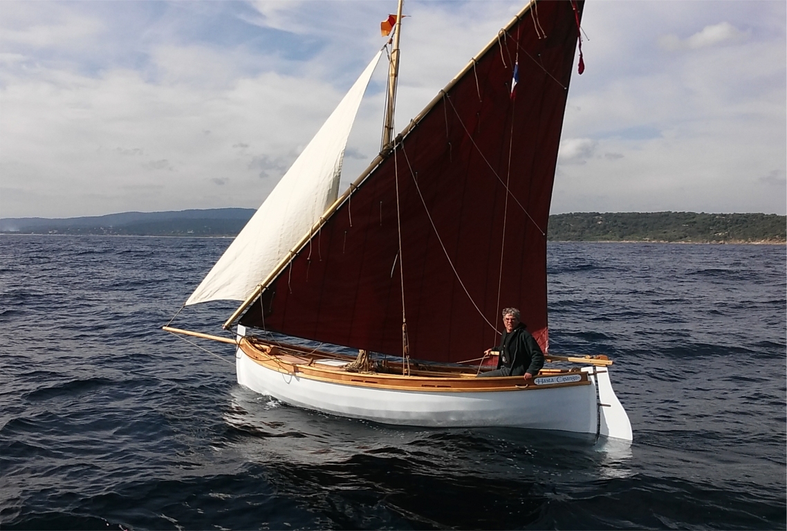 Au large du Cap Lardier en direction de Cavalaire. Jolie photo malgré des conditions désagréables : vent insuffisant pour le clapot résiduel, les voiles portent mal, selon Michel. 