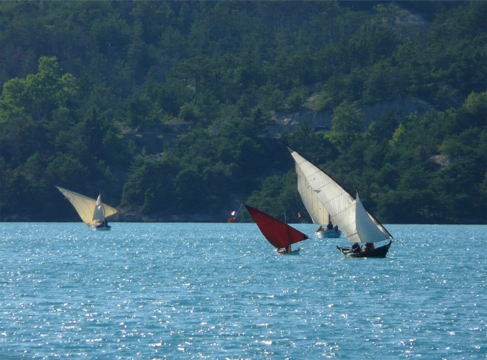 Voici le petit "noie-chien" de Michel en belle compagnie sur le lac de Serre-Ponçon en juillet 2011. 