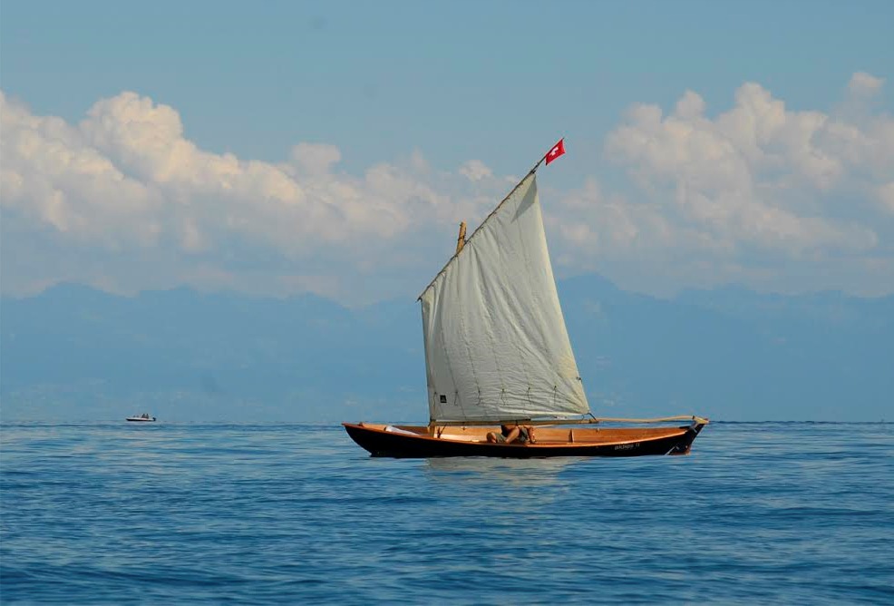 Jolie image "d'Aldies 2" sur le L&eacute;man par petit temps pendant la f&ecirc;te des canots. On aper&ccedil;oit le Doris 17 de Martial sur la photo 23 de la s&eacute;rie que vous trouverez sur le site officiel de la F&ecirc;te des Canots. J'esp&egrave;re bien r&eacute;ussir &agrave; aller &agrave; la prochaine &eacute;dition (mais d'ailleurs c'est quand la prochaine ?) 
