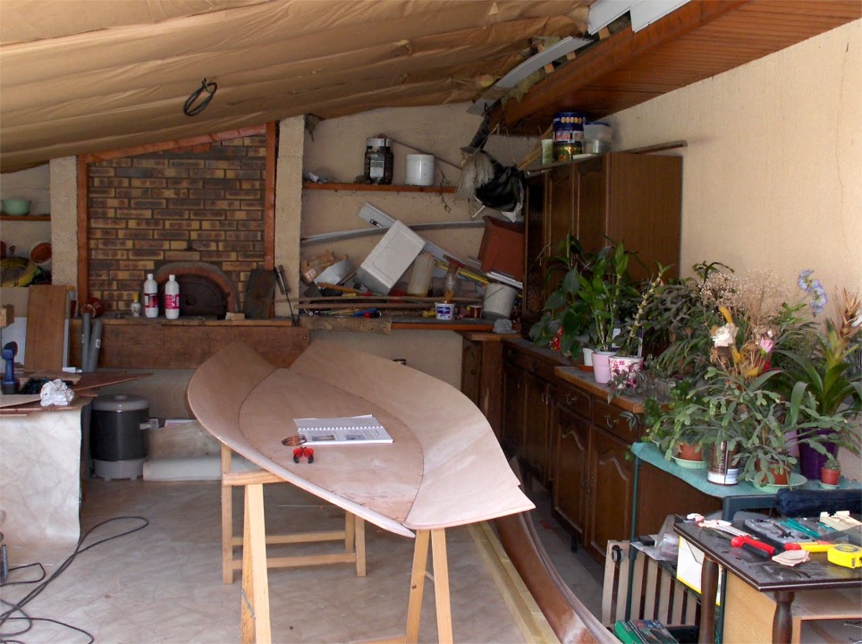 Michel nous envoie les 5 photos suivantes du d&eacute;but de la construction de son Doris 12. Les commentaires sont de sa main : "Deuxi&egrave;me bord&eacute; n&deg;1 en place. Ne pas oublier de consulter le livret de construction r&eacute;guli&egrave;rement.