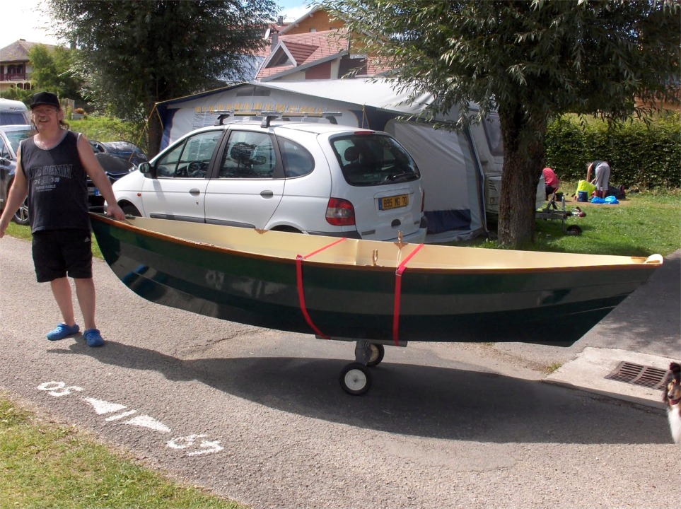 Michel nous envoie les deux images suivantes de son Doris 12 "Ya&euml;ldy". Michel &eacute;crit : "Nous avons eu du mal &agrave; ramer droit au d&eacute;but, mais cela est rapidement rentr&eacute; dans l'ordre. De m&ecirc;me notre inexp&eacute;rience nous a caus&eacute; une frayeur lorsque une bonne vitesse atteinte, un clapotis c'est fait entendre. Apr&egrave;s en avoir compris la provenance, c'est devenu un jeu entre nous pour le faire entendre le plus longtemps possible." 