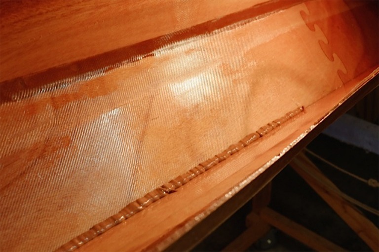 Dans les extr&eacute;mit&eacute;s, au-del&agrave; de la "port&eacute;e" des outils classiques tenus &agrave; la main, l'&eacute;poxy est d&eacute;pos&eacute;e &agrave; l'aide d'une cuiller fix&eacute;e au bout d'un manche, qui sert aussi &agrave; lisser le joint. Un pinceau, &eacute;galement fix&eacute; au bout d'un long manche, sert &agrave; d&eacute;rouler la bande de fibre de verre pr&eacute;-satur&eacute;e et &agrave; l'appliquer sur le joint. 