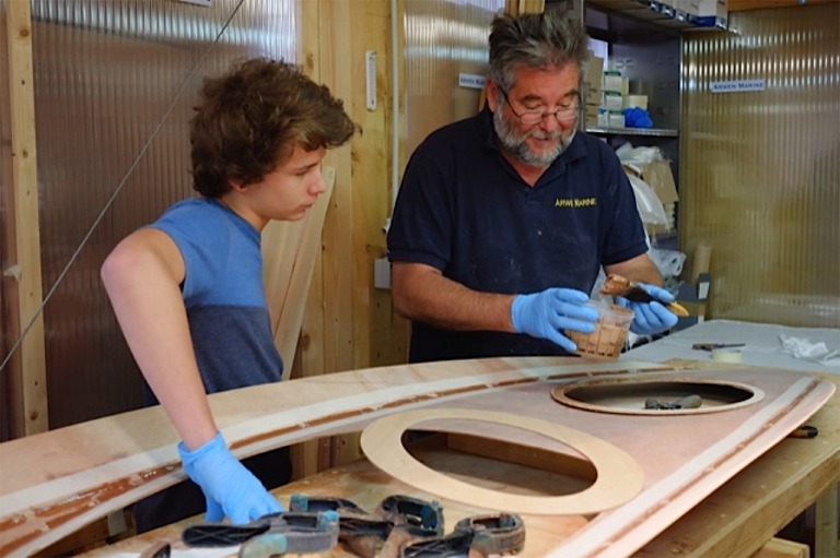 Nous commen&ccedil;ons par coller la structure de trappe avant de faire le second collage des panneaux de pont. 