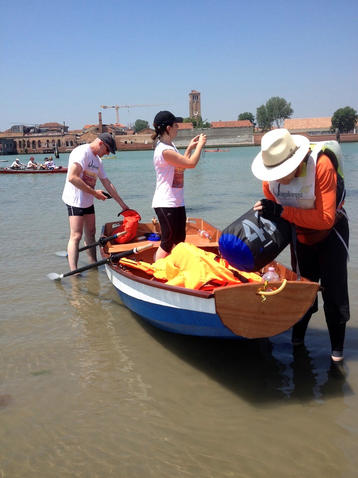 Le choix d'une prame, assez courte de flottaison et large, est inusuel pour ce type d'&eacute;v&egrave;nement d'aviron, o&ugrave; l'on privil&eacute;gie plut&ocirc;t les bateaux longs et fins (Ah non ! Pluto, c'est le chien de Mickey. L'ami de Mickey, c'est Dingo). 