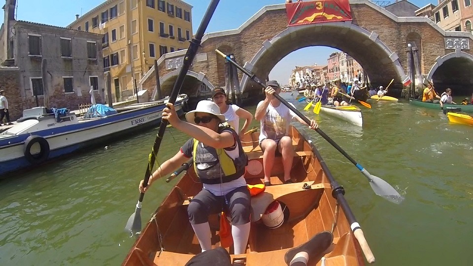 Pour les passages &eacute;troits, les avirons sont utilis&eacute;s comme pagaies (comme sur le Canareggio, photo ci-dessus), mais en configuration normale, le bateau est &eacute;quip&eacute; pour nager en double barr&eacute;, comme vous le voyez sur les images suivantes. 