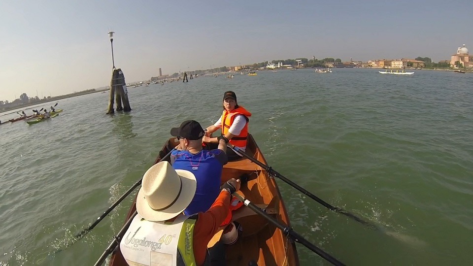 Marie-Pierre poursuit : "Le bateau s'est tr&egrave;s bien comport&eacute; (c'&eacute;tait la seule prame que j'ai vu sur 1800 bateaux), ainsi que les nouvelles rames fabriqu&eacute;es par mes soins &agrave; partir de pi&egrave;ces trouv&eacute;es chez Avirow, nous avons boucl&eacute; le parcours en 5h50 largement plus rapidement que nos entrainements ne le laissaient supposer."