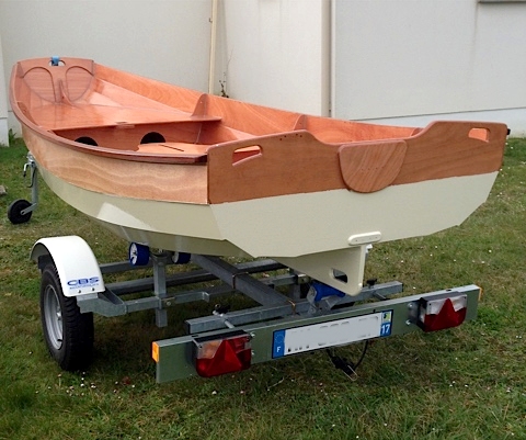 Et voici un second PassageMaker, c'est celui de Catherine et Thierry qui m'envoient cette photo de leur bateau, qu'ils viennent de peindre et vernir &agrave; Ol&eacute;ron. 