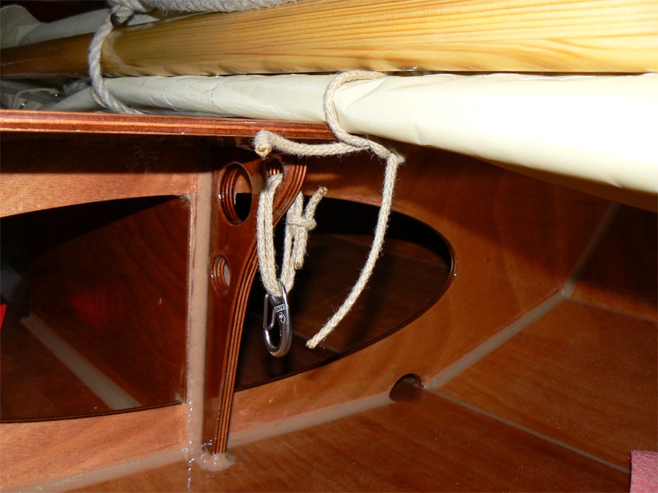 Et voici le mousqueton du palan d'écoute. Les mousquetons permettent de libérer facilement et rapidement les seuls points fixes du gréement et de libérer l'espace pour ramer. Les mousquetons pendent sous les bancs et on peut donc s'assoir sans inconfort... 