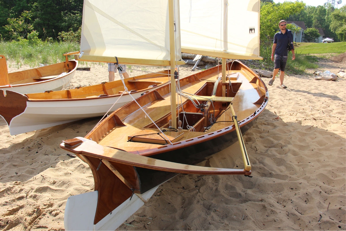 Les deux derni&egrave;res images datent du 16 mai dernier et ce sont les premi&egrave;res images officielles du tout nouveau Southwester Dory de Chesapeake Light Craft, que je repr&eacute;sente en France. C'est un Doris de Swampscott (&agrave; flancs arrondis, par opposition au Doris des Bancs) de 5.66 m de longueur par 1.57 m de bau pourvu d'un puits moteur, en plus de son gr&eacute;ement de 10 m2.