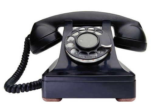 Toutes mes excuses aux malheureux qui ont eu des difficultés à me joindre par téléphone depuis lundi 21 mai : dans un esprit de réduction des coûts, j'ai rendu ma ligne fixe car il me semble maintenant acceptable de n'être joignable que sur un portable. En effet, il y maintenant plus de téléphones mobiles en France que de français, et je suppose que tous les clients et partenaires d'Arwen Marine sont équipés et peuvent m'appeler à partir d'un portable. Et j'économise ainsi 500 euros par an... 