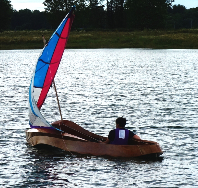 Et Marco enfonce le clou en le testant avec son gr&eacute;ement latin (utilisant une voile de planche recycl&eacute;e) : je suis impressionn&eacute; ! 