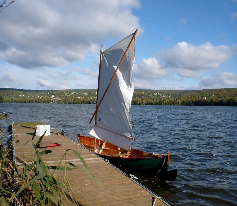 Jean-David m'envoie les quatre photos suivantes de son Skerry Piff. Il trouvait la surface de voilure standard un peu faible et lui a donc ajout&eacute; une bande le long de la bordure. Il a aussi ajout&eacute; une bande de ris au dessus, ce qui lui donne deux bandes de ris. 