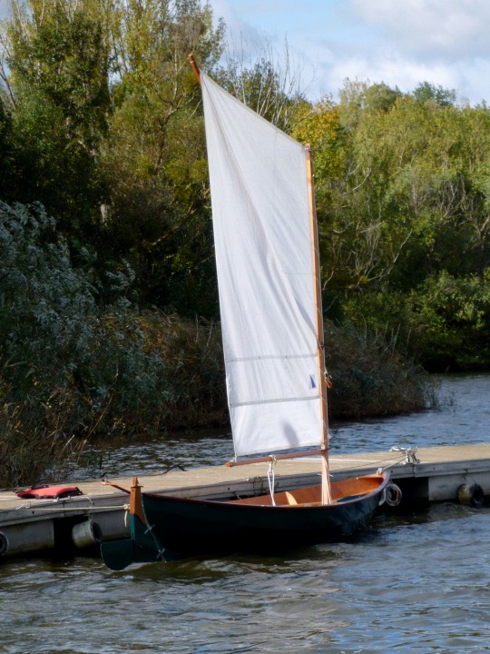 Jean-David ne dit pas quelle est la surface de la bande ajoutée, mais il semble qu'elle fasse 1 m2, ce qui passerait la voile à livarde autour de 6 m2. 