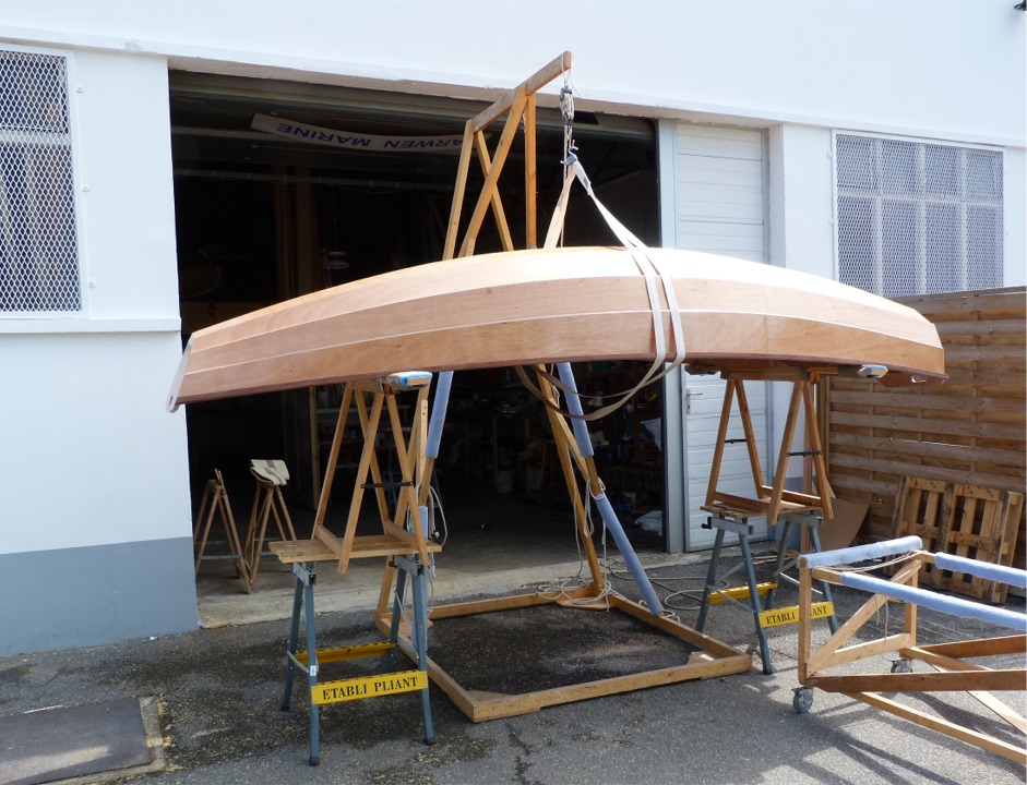 Je l'ai donc retourn&eacute;, puis juch&eacute; sur des tr&eacute;teaux pos&eacute;s sur des &eacute;tablis. L'&eacute;quilibre de l'ensemble est assez pr&eacute;caire, et je laisse la sangle accroch&eacute;e sous la ch&egrave;vre en s&eacute;curit&eacute;. 