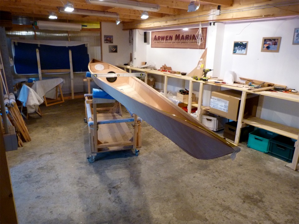 Apr&egrave;s avoir fini mes travaux de couture, j'ai retourn&eacute; la coque et l'ai tripot&eacute;e pour &eacute;liminer un tr&egrave;s g&eacute;ger vrillage, puis cal&eacute;e &agrave; l'horizontale. J'ai mont&eacute; une trappe noire &agrave; l'avant et une blanche &agrave; l'arri&egrave;re en attendant le choix de l'armateur. 