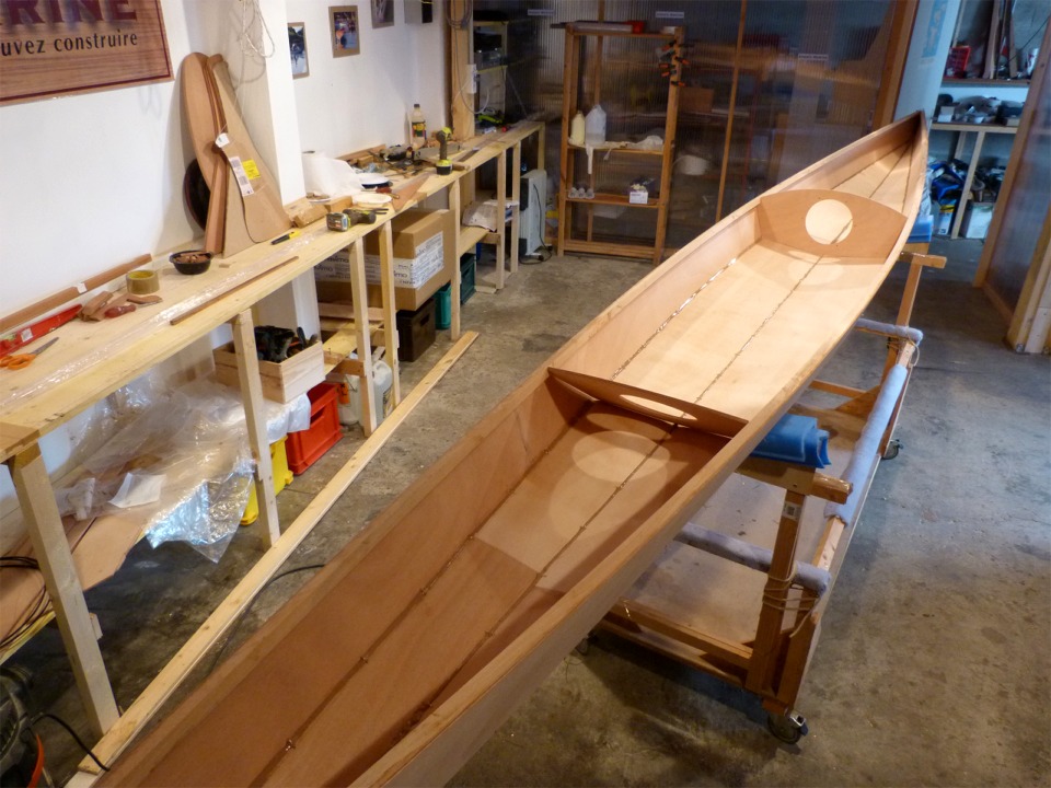 Retour sur l'Oxford Shell. J'ai fait le premier collage : j'ai d&eacute;pos&eacute; &agrave; la seringue un filet d'&eacute;poxy charg&eacute;e sur tous les joints entre les panneaux, cot&eacute; int&eacute;rieur. 