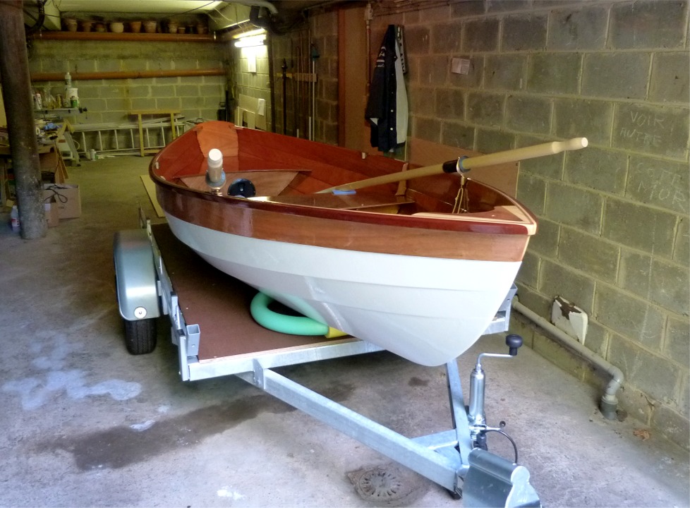 Et voilà la réponse à la question posée deux images plus haut : Michel, ton Doris 12 ressemble bien à celui de Philippe, que j'ai photographié ce jour dans son garage ! Superbe construction et finition, on attend maintenant les tests de flottabilité qui seront prochainement, exécutés par les petits-enfants de Philippe dans la piscine ... 