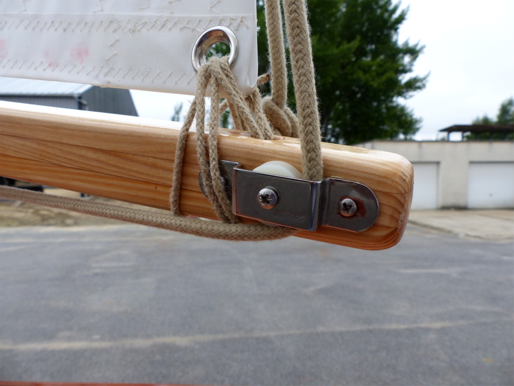 Et pour faire bonne mesure, encore un gros plan sur la poulie de renvoi de la bosse de ris, toujours c&ocirc;t&eacute; amure de la b&ocirc;me. 