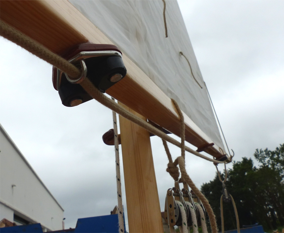 Gros plan sur le coinceur de la bosse de ris c&ocirc;t&eacute; amure. 