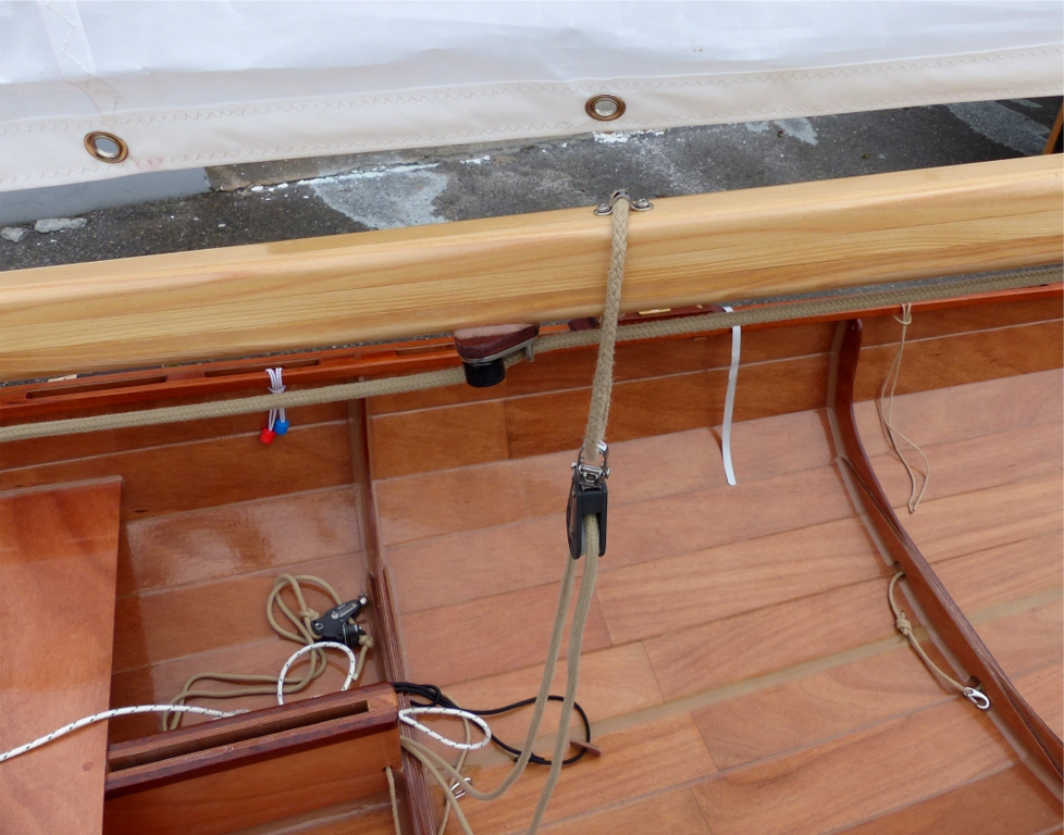 Cette vue montre le pontet qui fixe l'erseau de la poulie d'&eacute;coute sur la b&ocirc;me. Il n'y a pratiquement aucun effort sur le pontet, qui ne fait que maintenir l'erseau en longitudinal. L'erseau est ferm&eacute; par un noeud de p&ecirc;cheur. J'ai depuis recul&eacute; l'erseau sur la b&ocirc;me afin d'am&eacute;liorer l'angle de travail de l'&eacute;coute, en utilisant c&ocirc;t&eacute; coque le mousqueton que l'on aper&ccedil;oit en bas &agrave; droite de l'image. 