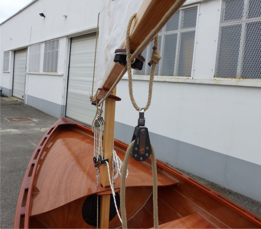 Vue g&eacute;n&eacute;rale de la b&ocirc;me : on a d'abord le capelage de l'&eacute;coute, un simple erseau bloqu&eacute; en longitudinal par un petit pontet sur le dessus de la b&ocirc;me (photo suivante), puis le coinceur de prise de ris pour la bosse de point d'&eacute;coute, ensuite l'ancienne platine de ce coinceur que j'avais d'abord positionn&eacute; nettement trop en avant, ensuite on voit sur tribord l'encornat qui tient la b&ocirc;me sur le m&acirc;t avec le palan d'amure, et enfin le coinceur de prise de ris pour la bosse de point d'amure. En fait la bosse est d'un seul tenant comme on le voit ici. 