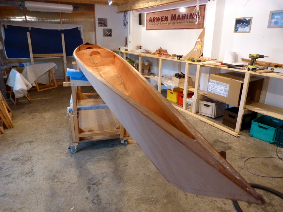 Je passe une couche d'impr&eacute;gnation (&eacute;poxy "claire", sans charge) sur toute la surface int&eacute;rieure et ext&eacute;rieure, puis je repasse une couche d'&eacute;poxy charg&eacute;e sur les joints, sur l'int&eacute;rieur de la coque. 