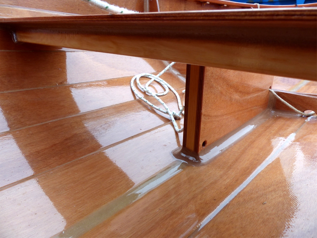 Le bord avant du banc transversal est raidi par dessous par un tasseau en pin.