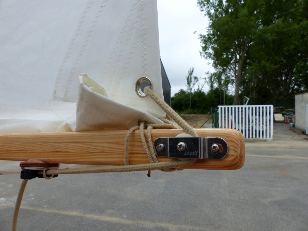 Et voila ce que &ccedil;a donne quand on mollit la drisse d'une soixantaine de centim&egrave;tres et que l'on raidit la bosse. 