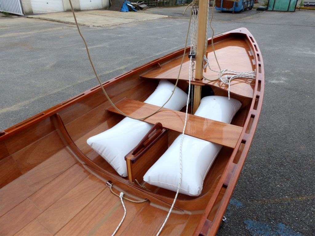 Les boudins sont juste coinc&eacute;s sous le banc, et la pression d'air est dos&eacute;e pour qu'ils restent en place. Comme je le mentionne ailleurs, j'ai depuis chavir&eacute; avec ce bateau et me suis aper&ccedil;u que ces deux boudins, en plus du grand caisson avant et du petit caisson arri&egrave;re, ne suffisent pas pour faire flotter la yole assez haut sur l'eau afin de remonter &agrave; bord et commencer &agrave; &eacute;coper pour repartir apr&egrave;s un chavirage. Je pense que deux boudins de plus (chacun contient 70 litres) fix&eacute;s au fond de la partie arri&egrave;re de la coque suffiraient pour rendre ce bateau moins dangereux. Tel qu'il est sur ces images, il n'est &agrave; utiliser qu'en plan d'eau surveill&eacute;, car on a besoin d'assistance pour repartir. 