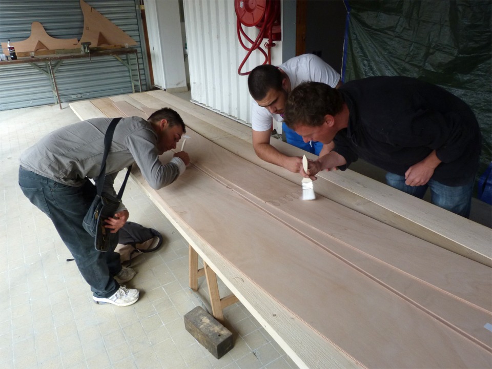 Jeudi et vendredi, je suis en excursion : trois &eacute;tapes sur une boucle dans l'ouest. D'abord Tours pour installer une voile carr&eacute;e sur le PassageMaker d'Alain, qui naviguera avec sur la Loire et le Cher. Second arr&ecirc;t &agrave; Baden, pour livrer un kit de Yole de Chester sur l'Ile-aux-Moines, et enfin Guipavas (photo), tout pr&egrave;s de Brest, pour rendre visite &agrave; l'&eacute;quipe qui pr&eacute;pare la construction de deux Skerry par les jeunes de la commune, sur la prochaine ann&eacute;e scolaire, dans le but de participer &agrave; Brest 2012. 
