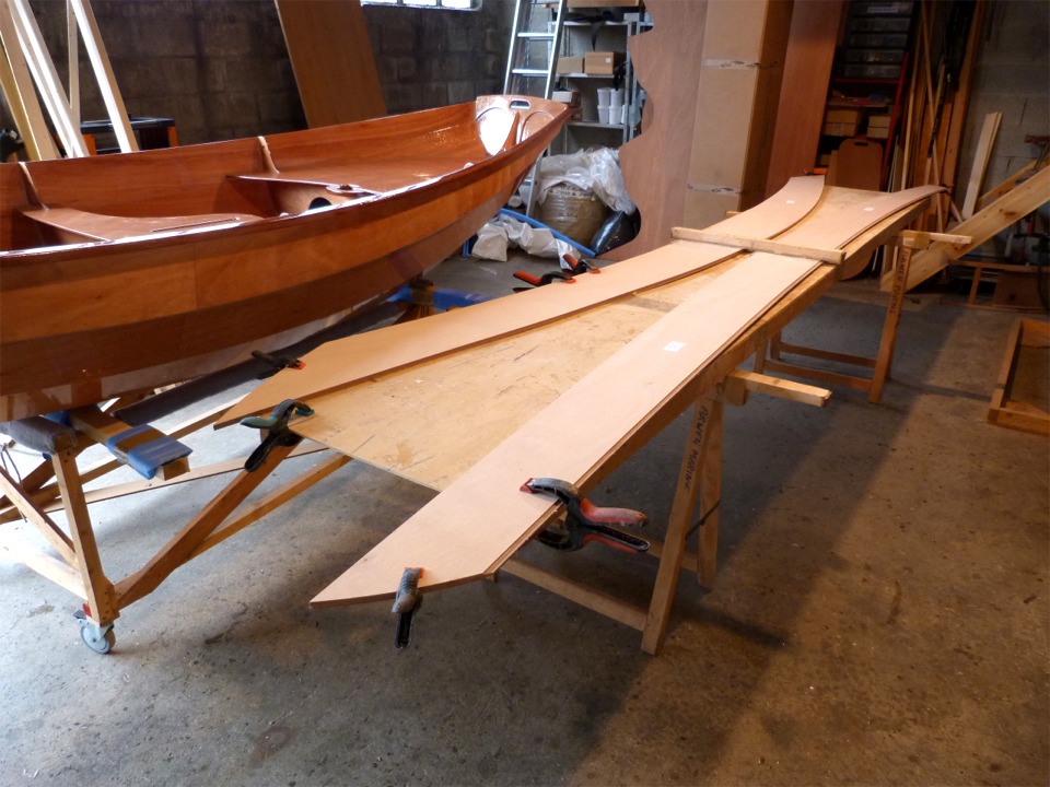 De retour &agrave; l'atelier, je colle &agrave; mon tour les joints des bord&eacute;s d'un autre Skerry, que Beno&icirc;t vient r&eacute;aliser en "construction accompagn&eacute;e" avec moi la semaine qui vient. A l'arri&egrave;re-plan, le PassageMaker de Gilles, pas encore tout &agrave; fait fini.