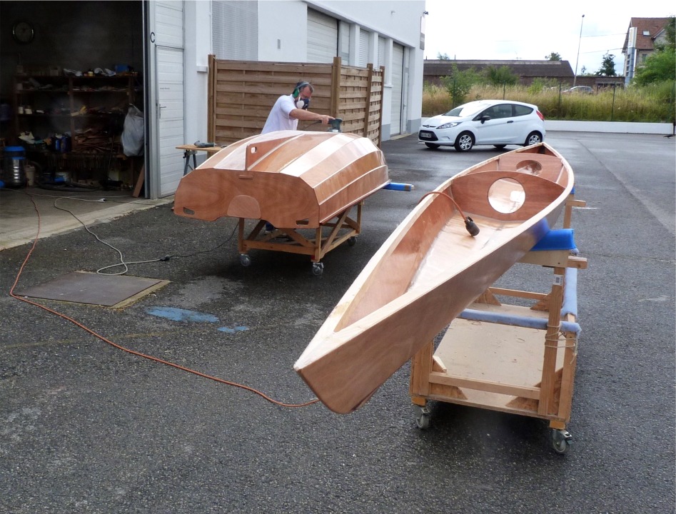 Gilles ponce la derni&egrave;re couche d'&eacute;poxy sur son PassageMaker, int&eacute;rieur-ext&eacute;rieur, tandis que je fais de m&ecirc;me sur l'Oxford Shell. 