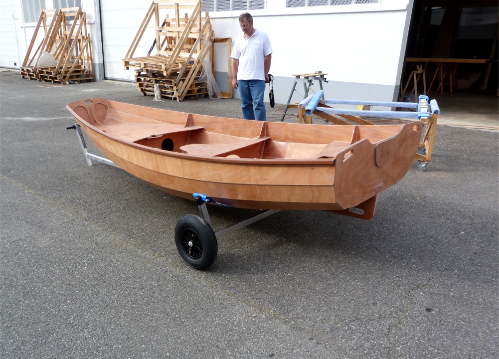 Gilles a mont&eacute; le chariot de mise &agrave; l'eau en aluminium et nous v&eacute;rifions qu'il convient parfaitmeent au PassageMaker. 