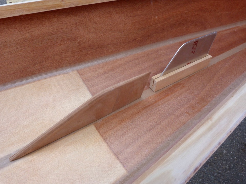 J'ai taill&eacute; et profil&eacute; un aileron en contreplaqu&eacute; de 12 mm pour remplacer le morceau de t&ocirc;le d'aluminium fourni avec le kit. 