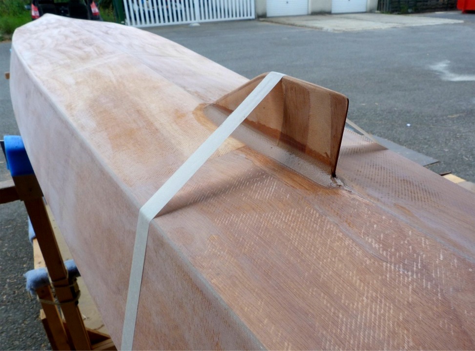 Et voil&agrave; l'aileron coll&eacute;, avec un bon gros joint-cong&eacute; tout autour. 