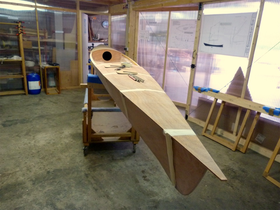 Entretemps, je pr&eacute;pare le collage du pont sur l'Oxford Shell. J'ai fix&eacute; les panneaux de pont &agrave; la bande adh&eacute;sive afin de tracer l'emplacement des 90 vis temporaires qui tiendront les panneaux pendant le collage. 