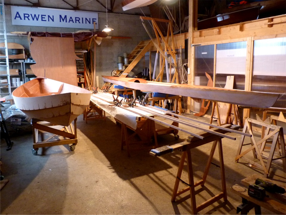 Une derni&egrave;re photo avant de quitter l'atelier pour la nuit : nous avons coll&eacute; les scarfs des lattes d'acajou que nous allons utiliser pour les listons du Skerry (au centre). A droite, j'ai enlev&eacute; les vis temporaires des panneaux de pont de l'Oxford Shell et bouch&eacute; tous leurs trous &agrave; l'&eacute;poxy charg&eacute;e. 