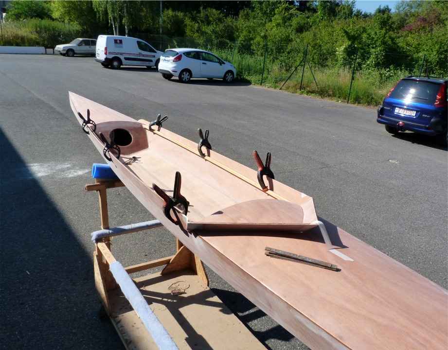 Puis je monte &agrave; blanc la "splash box" (en fran&ccedil;ais hiloire) autour du cockpit de l'Oxford Shell. La difficult&eacute; de ce montage, qui doit &ecirc;tre impeccablement ajust&eacute;, est le manque de points de tenue pour le brise-lame, pos&eacute; sur le pont avant. 