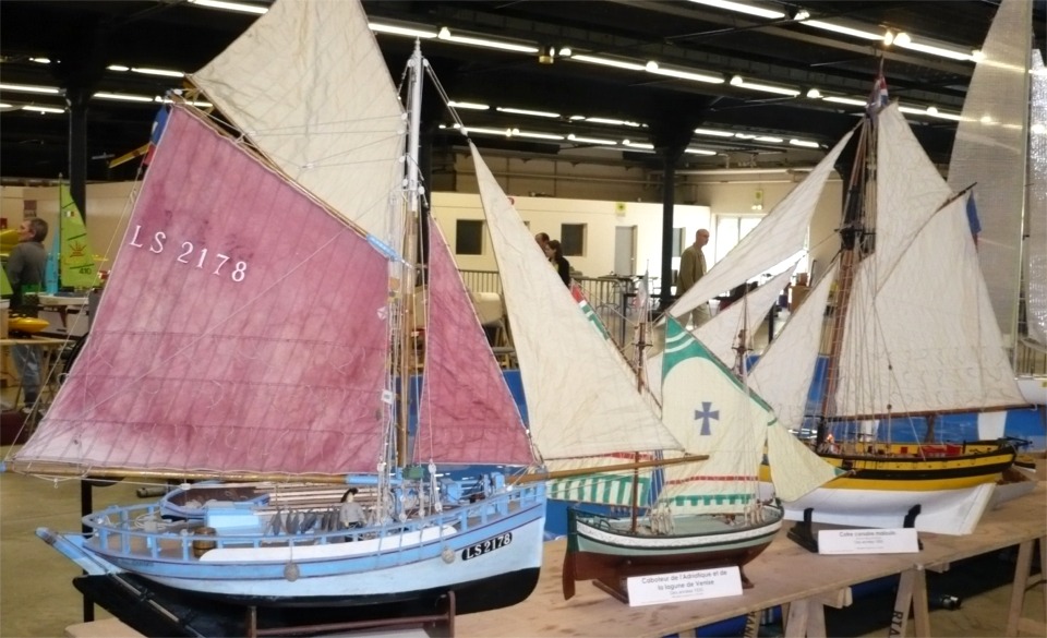 Pierre m'envoie cette photo d'une sélection de modèles de sa construction : La bleue est une "gazelle des sables" (d'Olonne) de 1909 (longueur au pont 14 m). Il était armé, suivant les saisons, en thoniers, sardinier, chalutier. La maquette est au 1/15 éme. La verte avec sa croix de malte sur la voile est un trabocolo de transport de marchandises des années 1930, LONGUEUR 20,50 m, de la lagune de Venise. La maquette est au 1/30 éme. La jaune est le dernier bateau de Surcouf, "Le Renard"de Saint-Malo, longueur au pont 19 m. Armé à la course contre les anglais.