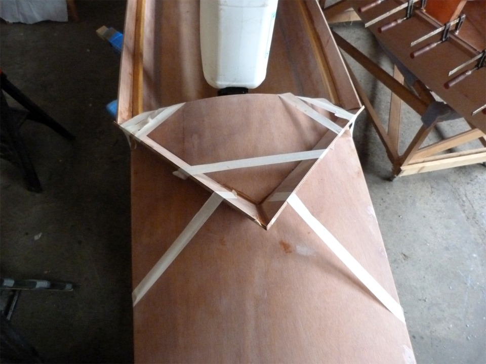 Le brise-lame tient encore avec du scotch... L'&eacute;poxy des premiers collages ayant durci, je vais pouvoir enlever la bande adh&eacute;sive et compl&eacute;ter les joints-cong&eacute;s &agrave; la jonction entre le brise-lame et le pont avant. 