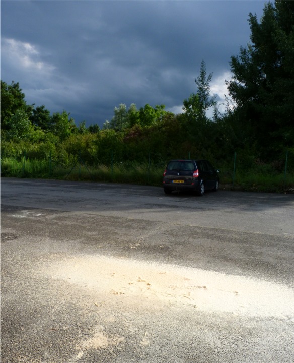 Petite image d'ambiance de cette fin juillet... J'aime bien le constraste entre la tache claire de sciure de sapin produite par la pr&eacute;paration (sciage et rabotage) de la vergue et de la b&ocirc;me du PassageMaker et la teinte plomb&eacute;e de ce nuage mena&ccedil;ant... 