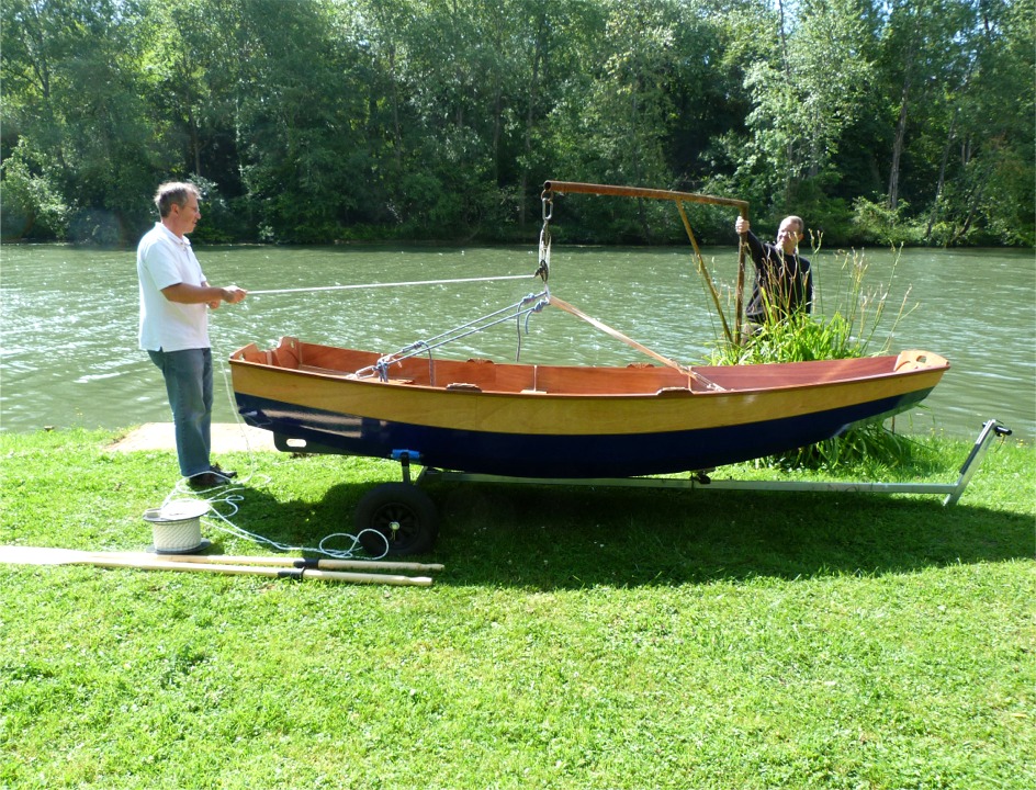 Gilles s'appr&ecirc;te &agrave; soulever son PassageMaker pour le lancer &agrave; l'aide de sa ch&ecirc;vre pivotante. H&eacute;las, celle-ci est un peu trop ag&eacute;e, et le m&eacute;tal trop corrod&eacute; a pris trop de flexibilit&eacute; pour soulever le bateau, et nous allons tr&egrave;s prosaiquement le mettre &agrave; l'eau &agrave; la main... 