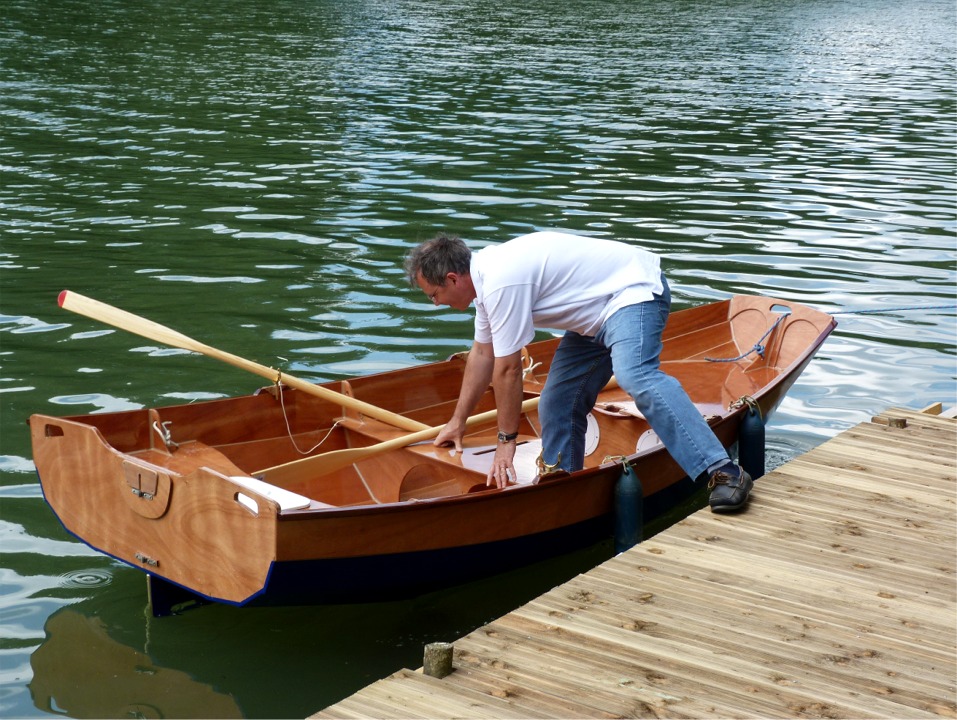"Et je te baptise...", oups, nous n'en avons m&ecirc;me pas parl&eacute; ! Gilles pose enfin le pied &agrave; bord de son PassageMaker, apr&egrave;s toutes ces heures de pon&ccedil;age (plus quelques autres op&eacute;rations secondaires). 