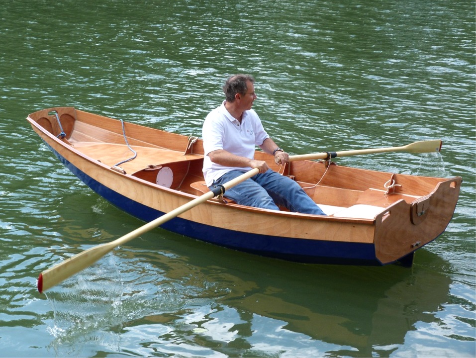 Le PassageMaker Dinghy est une grande prame qui a été dessinée par John C. Harris comme annexe pour un gros yacht à moteur de type trawler, sur lequel on a la place de stocker une grande annexe rigide. Cette annexe doit avoir une capacité de charge élevée ainsi qu'une forte stabilité. Elle doit pouvoir être propulsée à l'aviron, avec un hors-bord et pourquoi pas à la voile, pour s'amuser et apprendre aux (petits) enfants quand on est dans un mouillage qui s'y prête. 