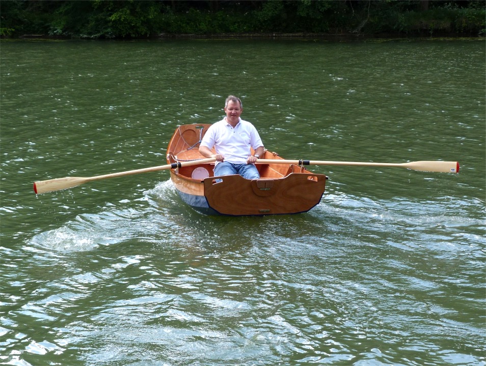 Le gr&eacute;ement n'&eacute;tant pas encore tout &agrave; fait pr&ecirc;t, Gilles fait ses premiers essais &agrave; l'aviron, et son expression semble assez satisfaite... 
