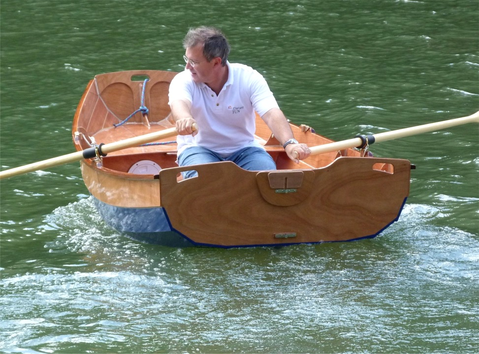 Cette seconde image montre bien comme le système de vagues créé par le déplacement de la carène allonge la flottaison : Gilles vient de donner quelques bons coups d'aviron et le sillage vient supporter le bas du tableau, qui était nettement émergé sur l'image précédente. 