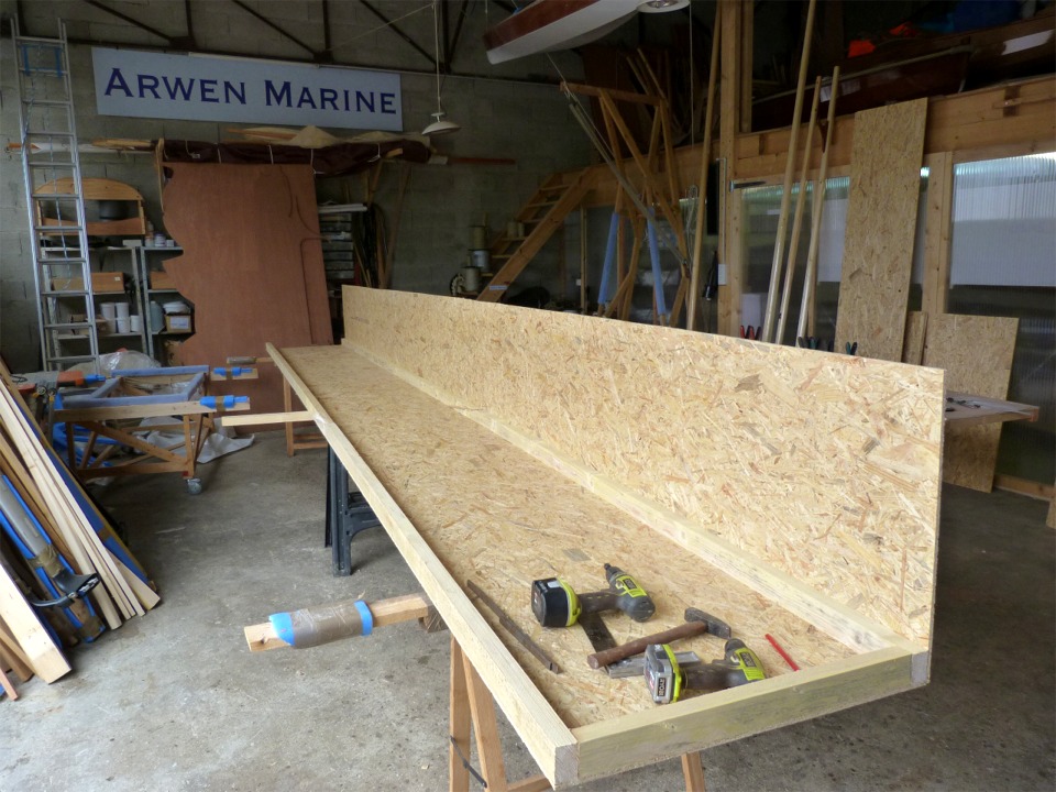 Le temps est venu de songer &agrave; se s&eacute;parer de l'Oxford Shell : je commence la construction de la caisse de 6.40 m de long qui le prot&egrave;gera pour le voyage en avion jusqu'&agrave; Dubai. 