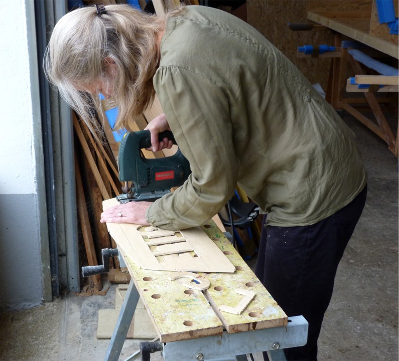 Igor est venue me pr&ecirc;ter main forte : d&eacute;coupe d'un pochoir "FRAGILE" pour "tagger" la caisse. 