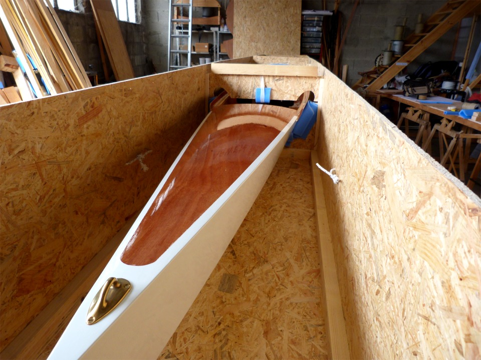Vue de la poupe avec sa jolie petite ferrure en laiton. Je l'aurais normalement fix&eacute;e dans l'autre sens, avec la partie haute de la courbe vers l'ext&eacute;rieur, mais la disposition des serres impose de mettre les vis dans un triangle dont le sommet est vers l'ext&eacute;rieur (dans l'autrre sens la vis de la pointe serait viss&eacute;e seulement &agrave; travers les 3 mm de contreplaqu&eacute; du pont). 