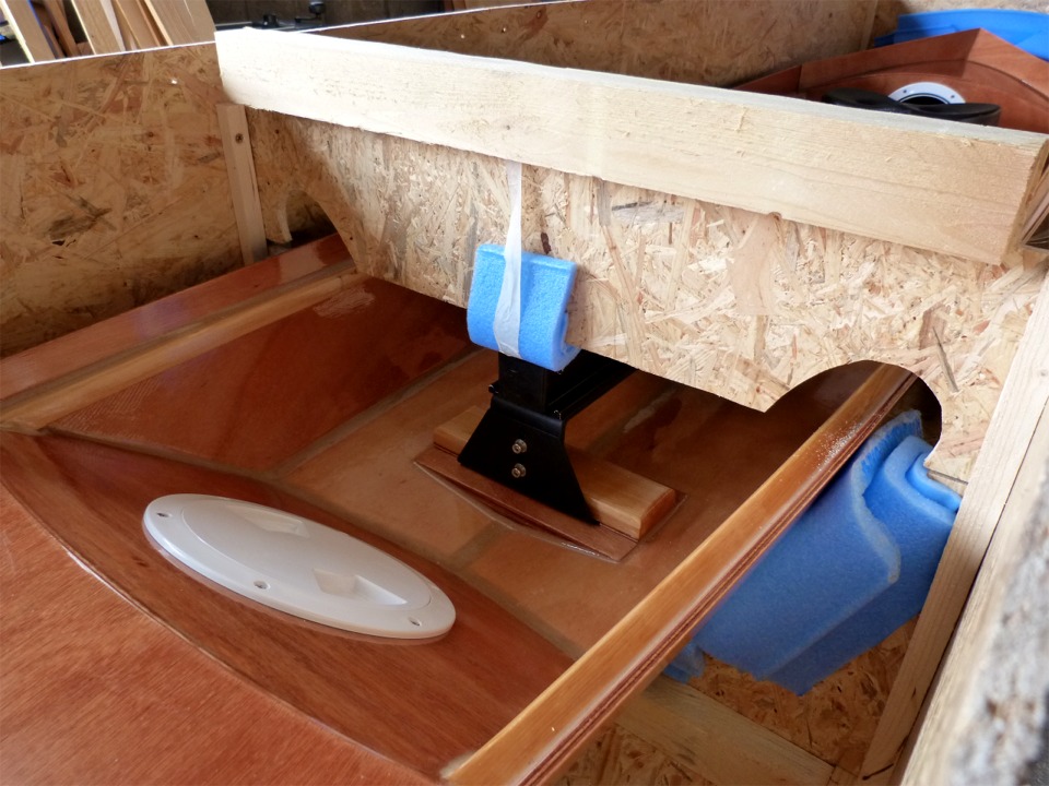 Le berceau arri&egrave;re appuie sur l'extr&eacute;mit&eacute; arri&egrave;re du rail du Piantedosi, qui reste &agrave; poste dans le cockpit pour le transport, s&eacute;curis&eacute; par un amarrage sur l'avant. Le bras transversal et ses haubans sont d&eacute;mont&eacute;s et amarr&eacute;s au fond de la caisse. 